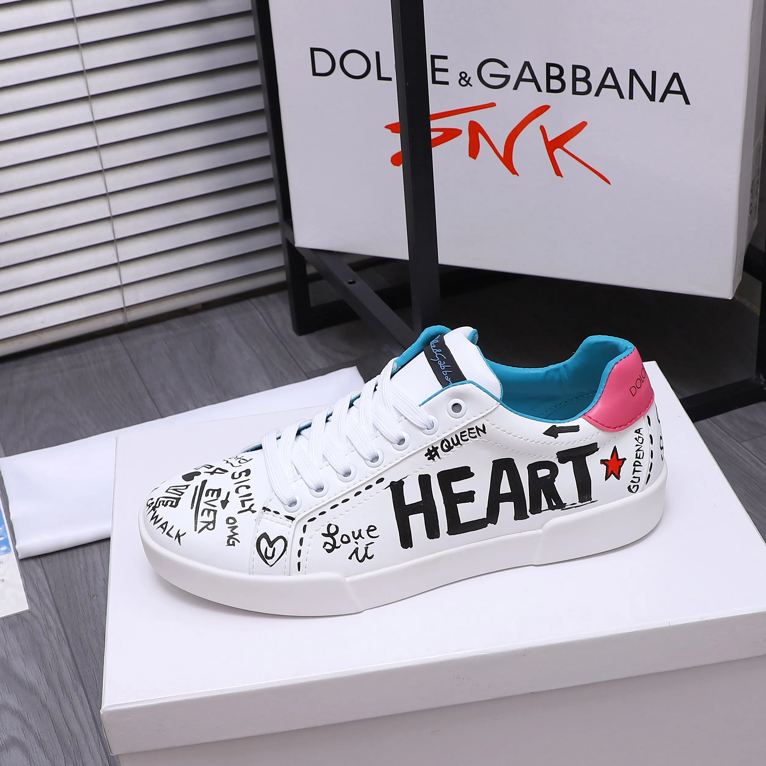 Men's shoes 💰480 Product trademark: DG (Dolce & Gabbana) couple's casual shoes Regular size: 35-46 (45.46 is custom-made and non-refundable) Product materials: Selected graffiti cowhide upper, leather lining, cowhide insole, original outsole